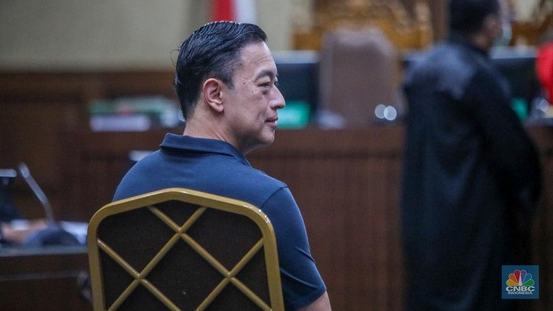 Terdakwa kasus importasi gula sekaligus Mantan Menteri Perdagangan Thomas Trikasih Lembong atau Tom Lembong saat menjalani sidang perdana di Pengadilan Tipikor, Jakarta, Kamis (6/3/2025). (վ/Faisal Rahman)