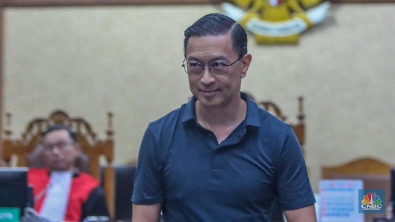 Terdakwa kasus importasi gula sekaligus Mantan Menteri Perdagangan Thomas Trikasih Lembong atau Tom Lembong saat menjalani sidang perdana di Pengadilan Tipikor, Jakarta, Kamis (6/3/2025). (վ/Faisal Rahman)