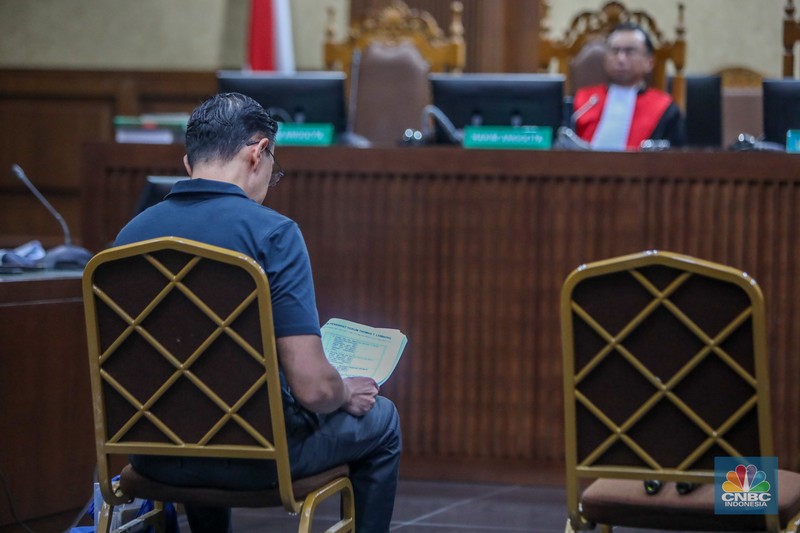 Terdakwa kasus importasi gula sekaligus Mantan Menteri Perdagangan Thomas Trikasih Lembong atau Tom Lembong saat menjalani sidang perdana di Pengadilan Tipikor, Jakarta, Kamis (6/3/2025). (CNBC Indonesia/Faisal Rahman)