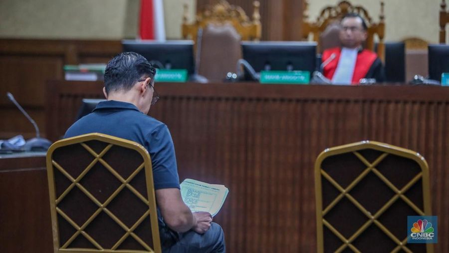 Terdakwa kasus importasi gula sekaligus Mantan Menteri Perdagangan Thomas Trikasih Lembong atau Tom Lembong saat menjalani sidang perdana di Pengadilan Tipikor, Jakarta, Kamis (6/3/2025). (CNBC Indonesia/Faisal Rahman)