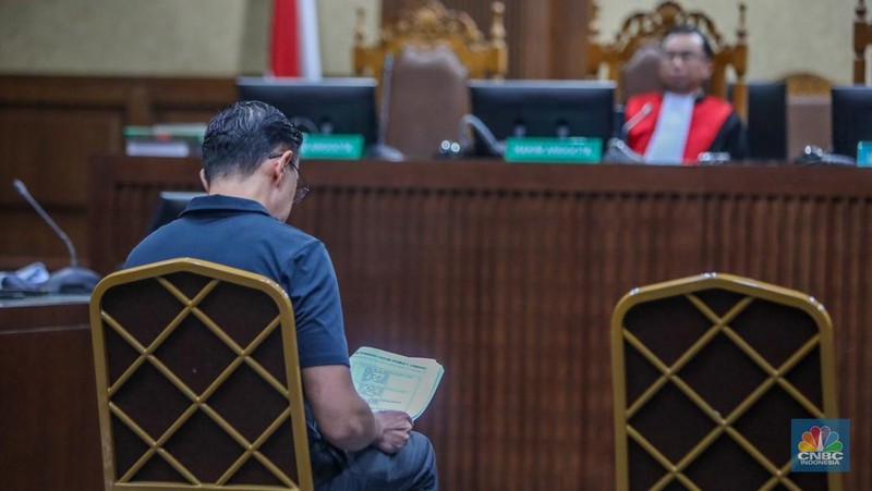 Terdakwa kasus importasi gula sekaligus Mantan Menteri Perdagangan Thomas Trikasih Lembong atau Tom Lembong saat menjalani sidang perdana di Pengadilan Tipikor, Jakarta, Kamis (6/3/2025). (վ/Faisal Rahman)