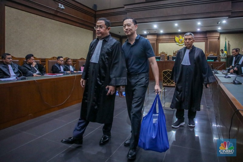 Terdakwa kasus importasi gula sekaligus Mantan Menteri Perdagangan Thomas Trikasih Lembong atau Tom Lembong saat menjalani sidang perdana di Pengadilan Tipikor, Jakarta, Kamis (6/3/2025). (CNBC Indonesia/Faisal Rahman)