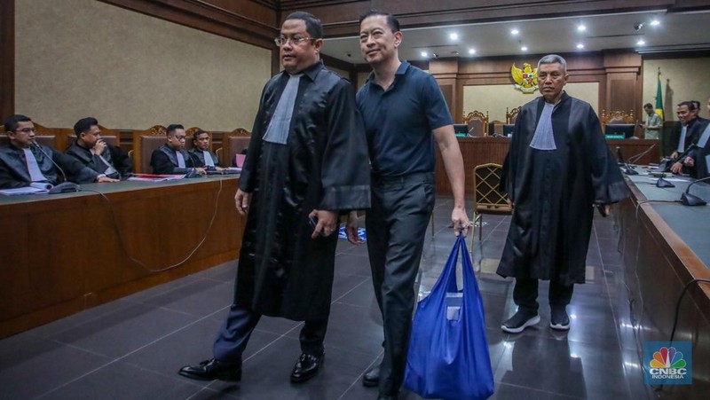 Terdakwa kasus importasi gula sekaligus Mantan Menteri Perdagangan Thomas Trikasih Lembong atau Tom Lembong saat menjalani sidang perdana di Pengadilan Tipikor, Jakarta, Kamis (6/3/2025). (վ/Faisal Rahman)