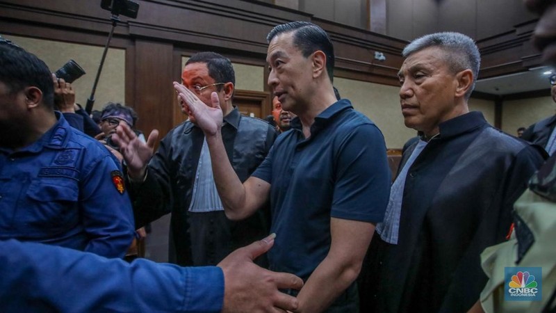 Terdakwa kasus importasi gula sekaligus Mantan Menteri Perdagangan Thomas Trikasih Lembong atau Tom Lembong saat menjalani sidang perdana di Pengadilan Tipikor, Jakarta, Kamis (6/3/2025). (վ/Faisal Rahman)
