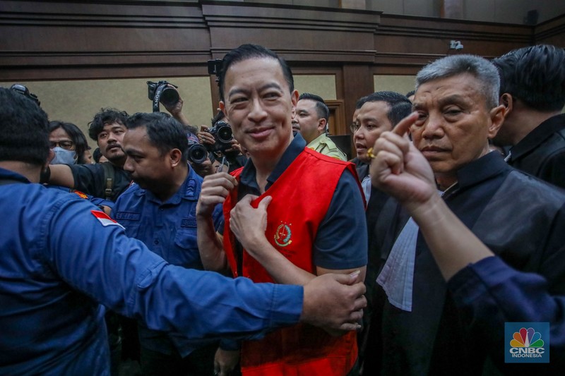 Thomas Lembong/Tom Lembong Terdakwa kasus importasi gula sekaligus Mantan Menteri Perdagangan Thomas Trikasih Lembong atau Tom Lembong saat menjalani sidang perdana di Pengadilan Tipikor, Jakarta, Kamis (6/3/2025). (CNBC Indonesia/Faisal Rahman)