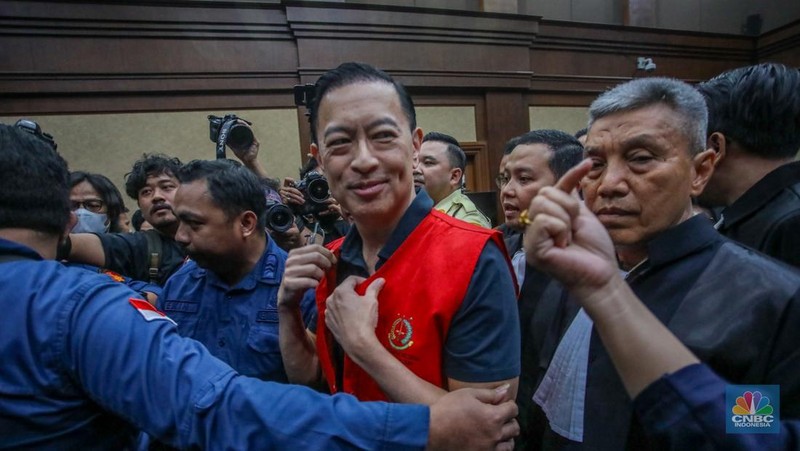 Terdakwa kasus importasi gula sekaligus Mantan Menteri Perdagangan Thomas Trikasih Lembong atau Tom Lembong saat menjalani sidang perdana di Pengadilan Tipikor, Jakarta, Kamis (6/3/2025). (վ/Faisal Rahman)