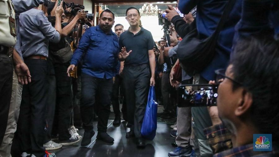 Terdakwa kasus Importasi gula sekaligus Mantan Menteri Perdagangan Thomas Trikasih Lembong (Tom Lembong) tiba di Pengadilan Tipikor, Jakarta, Kamis (6/3/2025). (CNBC Indonesia/Faisal Rahman)