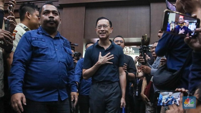 Terdakwa kasus Importasi gula sekaligus Mantan Menteri Perdagangan Thomas Trikasih Lembong (Tom Lembong) tiba di Pengadilan Tipikor, Jakarta, Kamis (6/3/2025). (վ/Faisal Rahman)