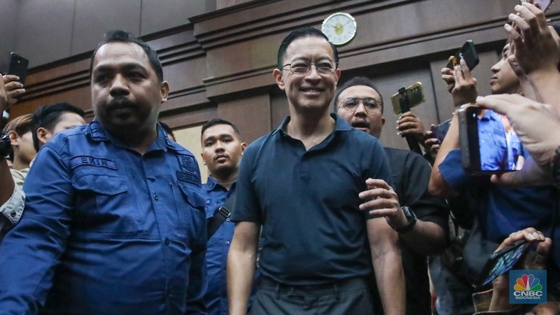 Terdakwa kasus Importasi gula sekaligus Mantan Menteri Perdagangan Thomas Trikasih Lembong (Tom Lembong) tiba di Pengadilan Tipikor, Jakarta, Kamis (6/3/2025). (CNBC Indonesia/Faisal Rahman)