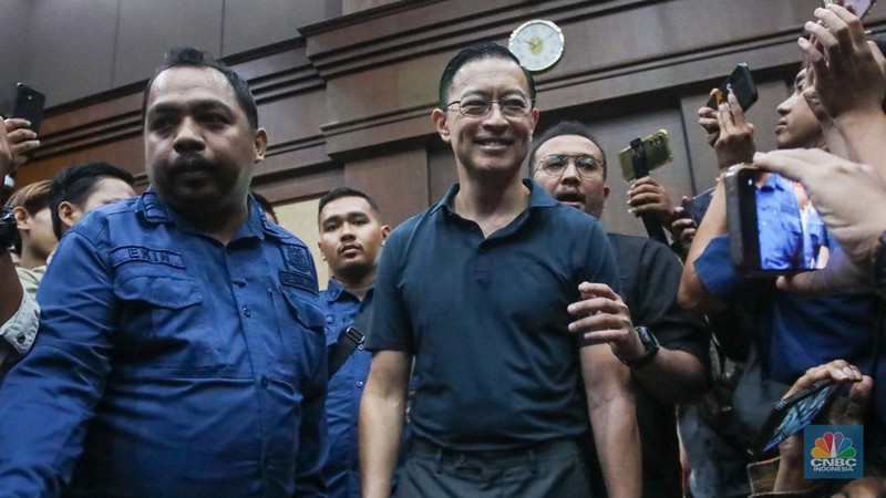 Terdakwa kasus Importasi gula sekaligus Mantan Menteri Perdagangan Thomas Trikasih Lembong (Tom Lembong) tiba di Pengadilan Tipikor, Jakarta, Kamis (6/3/2025). (վ/Faisal Rahman)