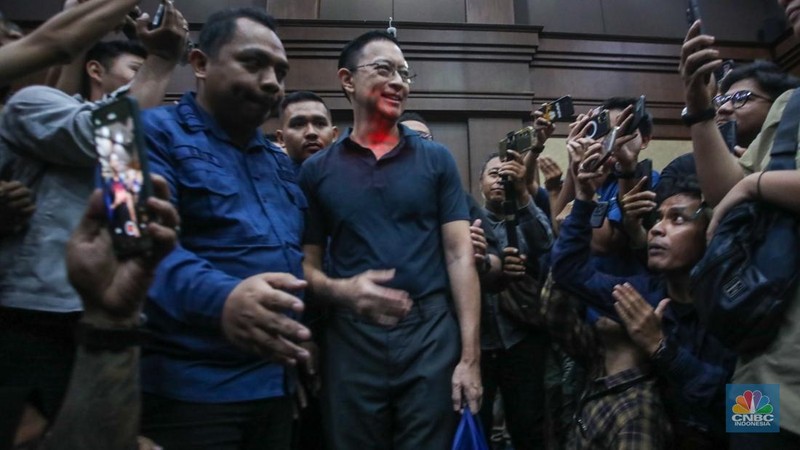 Terdakwa kasus Importasi gula sekaligus Mantan Menteri Perdagangan Thomas Trikasih Lembong (Tom Lembong) tiba di Pengadilan Tipikor, Jakarta, Kamis (6/3/2025). (վ/Faisal Rahman)
