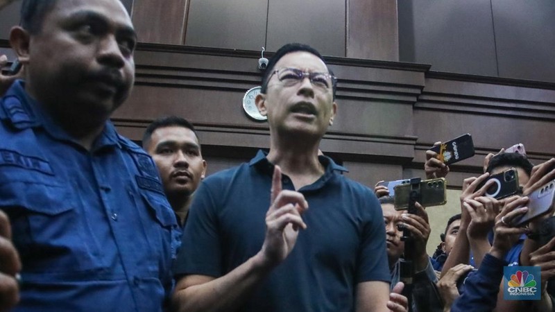 Terdakwa kasus Importasi gula sekaligus Mantan Menteri Perdagangan Thomas Trikasih Lembong (Tom Lembong) tiba di Pengadilan Tipikor, Jakarta, Kamis (6/3/2025). (վ/Faisal Rahman)