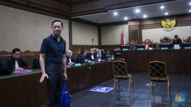 Terdakwa kasus Importasi gula sekaligus Mantan Menteri Perdagangan Thomas Trikasih Lembong (Tom Lembong) tiba di Pengadilan Tipikor, Jakarta, Kamis (6/3/2025). (CNBC Indonesia/Faisal Rahman)