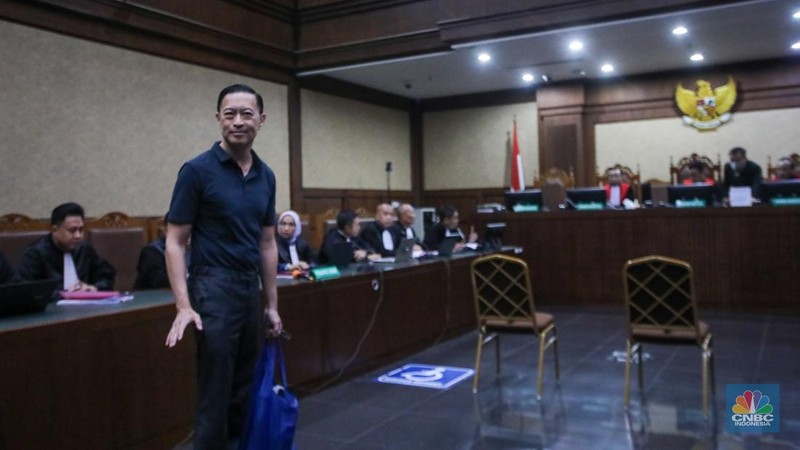 Terdakwa kasus Importasi gula sekaligus Mantan Menteri Perdagangan Thomas Trikasih Lembong (Tom Lembong) tiba di Pengadilan Tipikor, Jakarta, Kamis (6/3/2025). (վ/Faisal Rahman)