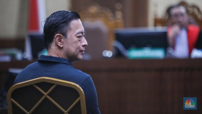 Terdakwa kasus Importasi gula sekaligus Mantan Menteri Perdagangan Thomas Trikasih Lembong (Tom Lembong) tiba di Pengadilan Tipikor, Jakarta, Kamis (6/3/2025). (վ/Faisal Rahman)