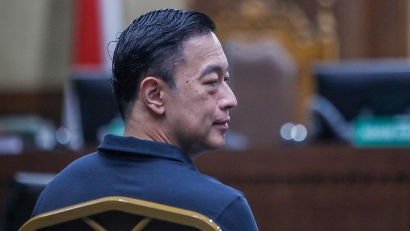 Terdakwa kasus importasi gula sekaligus Mantan Menteri Perdagangan Thomas Trikasih Lembong atau Tom Lembong saat menjalani sidang perdana di Pengadilan Tipikor, Jakarta, Kamis (6/3/2025). (վ/Faisal Rahman)