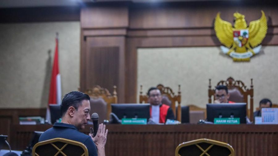 Terdakwa kasus importasi gula sekaligus Mantan Menteri Perdagangan Thomas Trikasih Lembong atau Tom Lembong saat menjalani sidang perdana di Pengadilan Tipikor, Jakarta, Kamis (6/3/2025). (CNBC Indonesia/Faisal Rahman)