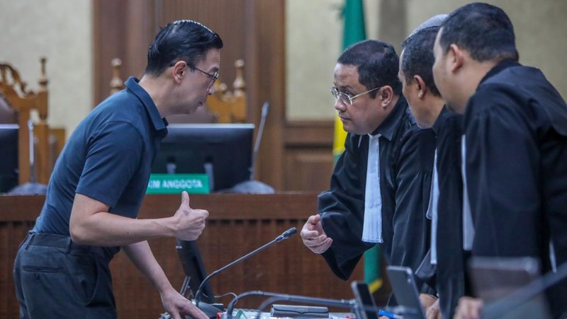 Terdakwa kasus importasi gula sekaligus Mantan Menteri Perdagangan Thomas Trikasih Lembong atau Tom Lembong saat menjalani sidang perdana di Pengadilan Tipikor, Jakarta, Kamis (6/3/2025). (վ/Faisal Rahman)