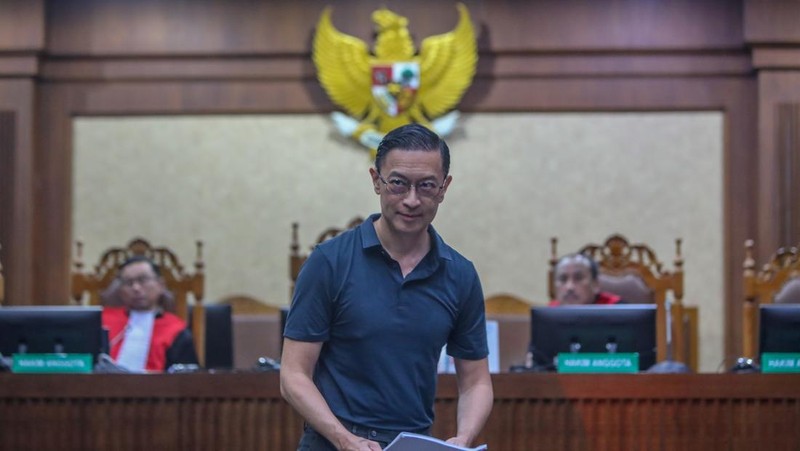 Terdakwa kasus importasi gula sekaligus Mantan Menteri Perdagangan Thomas Trikasih Lembong atau Tom Lembong saat menjalani sidang perdana di Pengadilan Tipikor, Jakarta, Kamis (6/3/2025). (վ/Faisal Rahman)