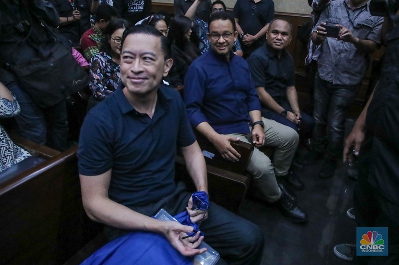 Terdakwa kasus Importasi gula sekaligus Mantan Menteri Perdagangan Thomas Trikasih Lembong (Tom Lembong) tiba di Pengadilan Tipikor, Jakarta, Kamis (6/3/2025). Terdakwa kasus Importasi gula sekaligus Mantan Menteri Perdagangan Thomas Trikasih Lembong (Tom Lembong) tiba di Pengadilan Tipikor, Jakarta, Kamis (6/3/2025). (CNBC Indonesia/Faisal Rahman)