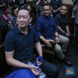 Anies Hadir, Tom Lembong Tebar Senyum di Sidang Perdana Korupsi Gula