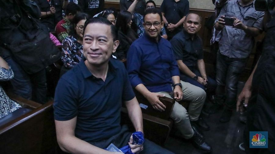 Terdakwa kasus Importasi gula sekaligus Mantan Menteri Perdagangan Thomas Trikasih Lembong (Tom Lembong) tiba di Pengadilan Tipikor, Jakarta, Kamis (6/3/2025). (CNBC Indonesia/Faisal Rahman)