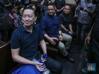 Anies Hadir, Tom Lembong Tebar Senyum di Sidang Perdana Korupsi Gula