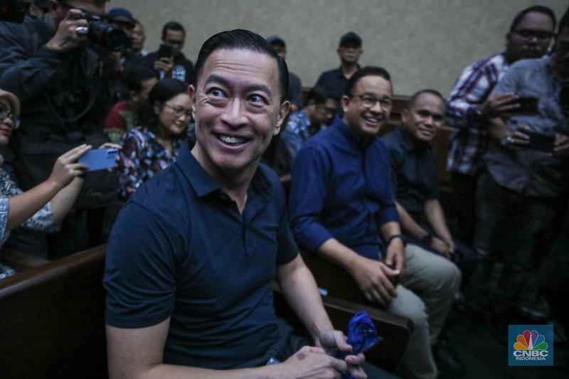 Terdakwa kasus Importasi gula sekaligus Mantan Menteri Perdagangan Thomas Trikasih Lembong (Tom Lembong) tiba di Pengadilan Tipikor, Jakarta, Kamis (6/3/2025). (CNBC Indonesia/Faisal Rahman)