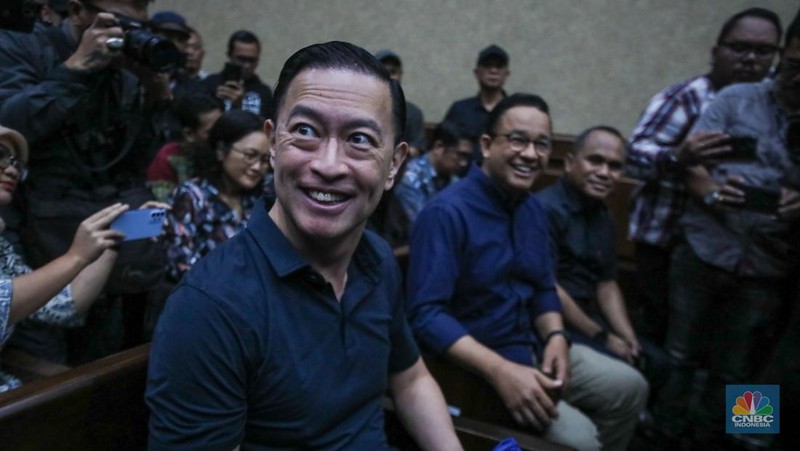 Terdakwa kasus Importasi gula sekaligus Mantan Menteri Perdagangan Thomas Trikasih Lembong (Tom Lembong) tiba di Pengadilan Tipikor, Jakarta, Kamis (6/3/2025). (վ/Faisal Rahman)