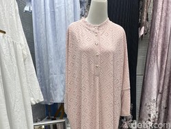 Berburu Baju Lebaran di Thamrin City, Gamis Katun Bolong Hingga Abaya Laris Berburu Baju Lebaran di Thamrin City, Gamis Katun Bolong Hingga Abaya Laris