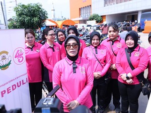 Momen Yayasan Kemala Bhayangkari-Polres Metro Bekasi Kota Bantu Korban Banjir