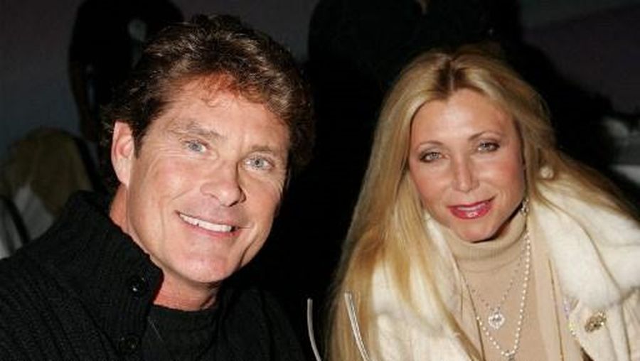 HOLLYWOOD, CA - NOVEMBER 27: Actor/singer David Hasselhoff poses with his wife, actress Pamela Bach-Hasselhoff, prior to their riding in the 2005 Hollywood Christmas Parade on November 27, 2005 in Hollywood, California. (Photo by David Livingston/Getty Images) *** Local Caption *** David Hasselhoff;Pamela Bach-Hasselhoff (Photo by David Livingston / Getty Images North America / Getty Images via AFP)