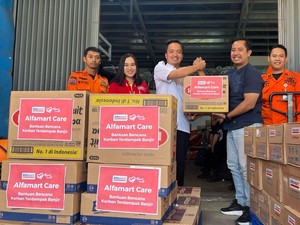 Alfamart Salurkan Makanan-Obat ke Warga Terdampak Banjir di Jabodetabek