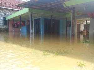 Banjir 1 Meter Rendam Sampang, Lansia Mengungsi