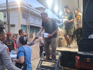 Polri Dirikan Dapur Lapangan 24 Jam untuk Korban Banjir PGP Bekasi