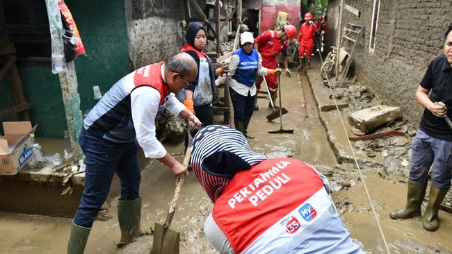 Pasca Banjir, Relawan Pertamina Bantu Pembersihan dan Cek Kesehatan