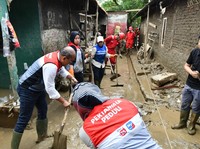 Pasca Banjir, Relawan Pertamina Bantu Pembersihan dan Cek Kesehatan