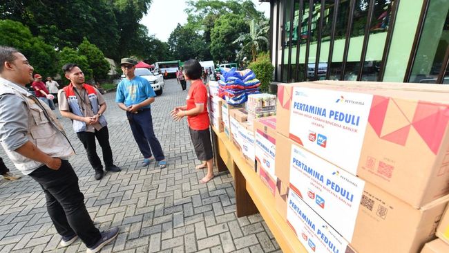 Pertamina Salurkan Bantuan pada Korban Banjir di Jakarta Selatan