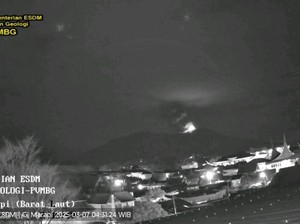 Gunung Marapi di Sumbar Erupsi Jelang Sahur, Kolom Abu Setinggi 1.200 Meter