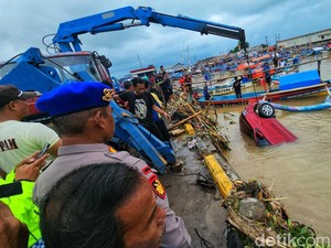 Video: Melihat Proses Evakuasi Mobil yang Terseret Banjir di Dermaga Palabuhanratu