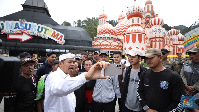 Gubernur Jawa Barat, Dedi Mulyadi Pimpin Bongkar Bangunan di Wisata Hibisc Puncak Hari Ini. (CNBC Indonesia/Tri Susilo) Gubernur Jawa Barat, Dedi Mulyadi Pimpin Bongkar Bangunan di Wisata Hibisc Puncak Hari Ini. (CNBC Indonesia/Tri Susilo)