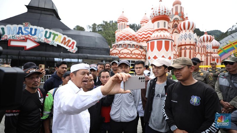 Gubernur Jawa Barat, Dedi Mulyadi Pimpin Bongkar Bangunan di Wisata Hibisc Puncak Hari Ini. (վ/Tri Susilo)