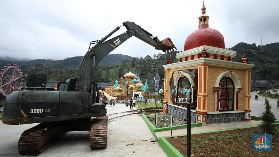 Gubernur Jawa Barat, Dedi Mulyadi Pimpin Bongkar Bangunan di Wisata Hibisc Puncak Hari Ini. (CNBC Indonesia/Tri Susilo)