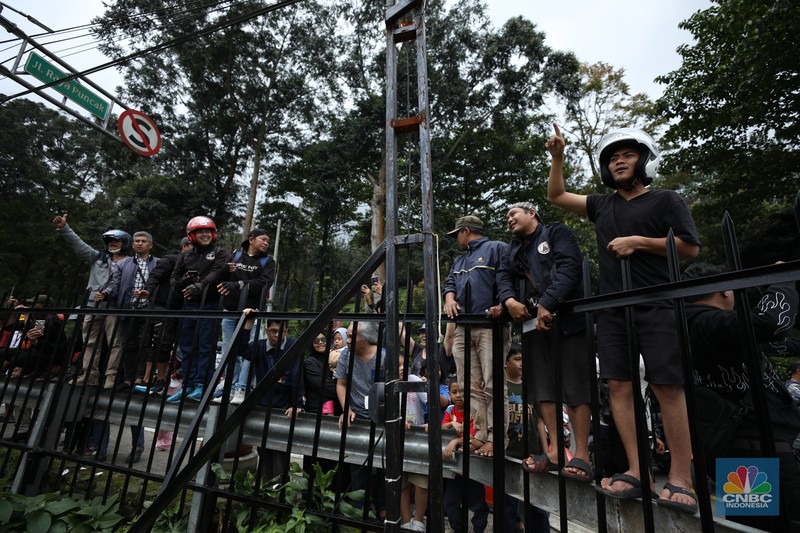 Gubernur Jawa Barat, Dedi Mulyadi Pimpin Bongkar Bangunan di Wisata Hibisc Puncak Hari Ini. (CNBC Indonesia/Tri Susilo)
