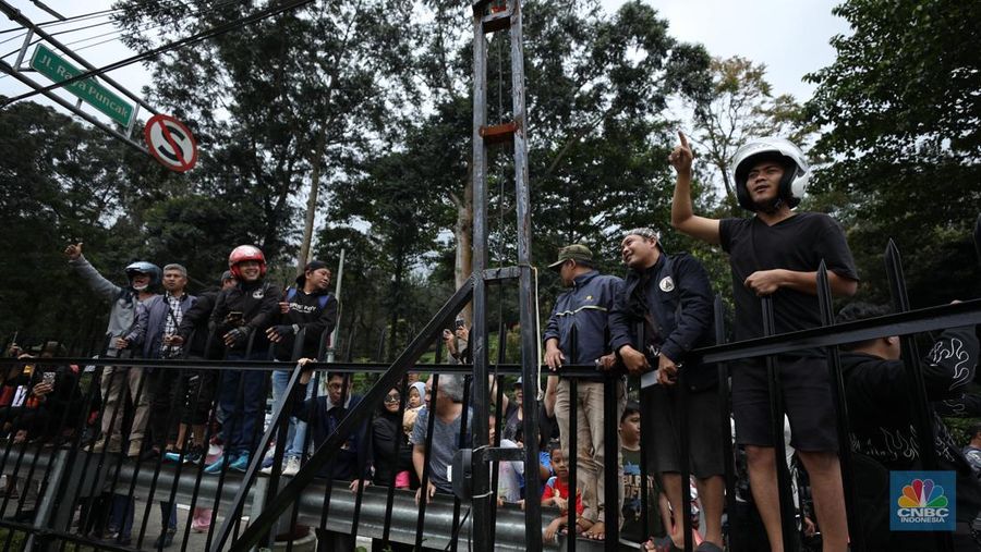 Gubernur Jawa Barat, Dedi Mulyadi Pimpin Bongkar Bangunan di Wisata Hibisc Puncak Hari Ini. (CNBC Indonesia/Tri Susilo)