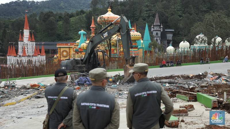Gubernur Jawa Barat, Dedi Mulyadi Pimpin Bongkar Bangunan di Wisata Hibisc Puncak Hari Ini. (CNBC Indonesia/Tri Susilo)