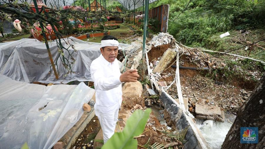 Gubernur Jawa Barat, Dedi Mulyadi Pimpin Bongkar Bangunan di Wisata Hibisc Puncak Hari Ini. (CNBC Indonesia/Tri Susilo)