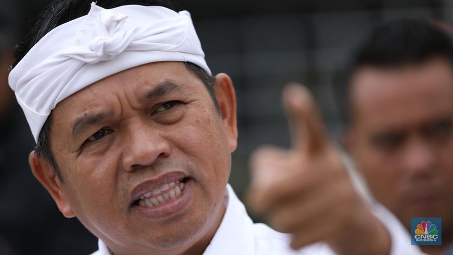Gubernur Jawa Barat Dedi Mulyadi saat mengunjungi Wisata Hibisc Fantasy di kawasan Puncak, Jawa Barat, Jumat (7/3/2025). (CNBC Indonesia/Tri Susilo)