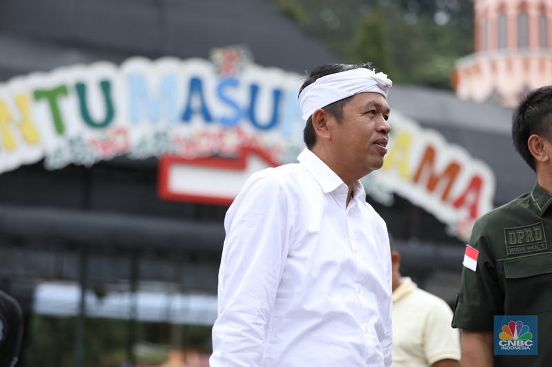 Petugas Satpol PP Kota Bogor melakukan pembersihan puing-puing bangunan yang dibongkar di Wisata Hibisc Fantasy di kawasan Puncak, Jawa Barat, Jumat (7/3/2025). Petugas Satpol PP Kota Bogor melakukan pembersihan puing-puing bangunan yang dibongkar di Wisata Hibisc Fantasy di kawasan Puncak, Jawa Barat, Jumat (7/3/2025). (CNBC Indonesia/Tri Susilo)