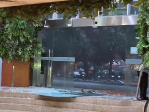 Kaca Mal Pecah Imbas Hujan Disertai Angin Kencang di Kota Bogor